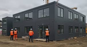 Zone portuaire avec équipements modernes et espaces végétalisés